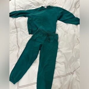 Aritzia Boyfriend fit sweatpants and crewneck in colour green